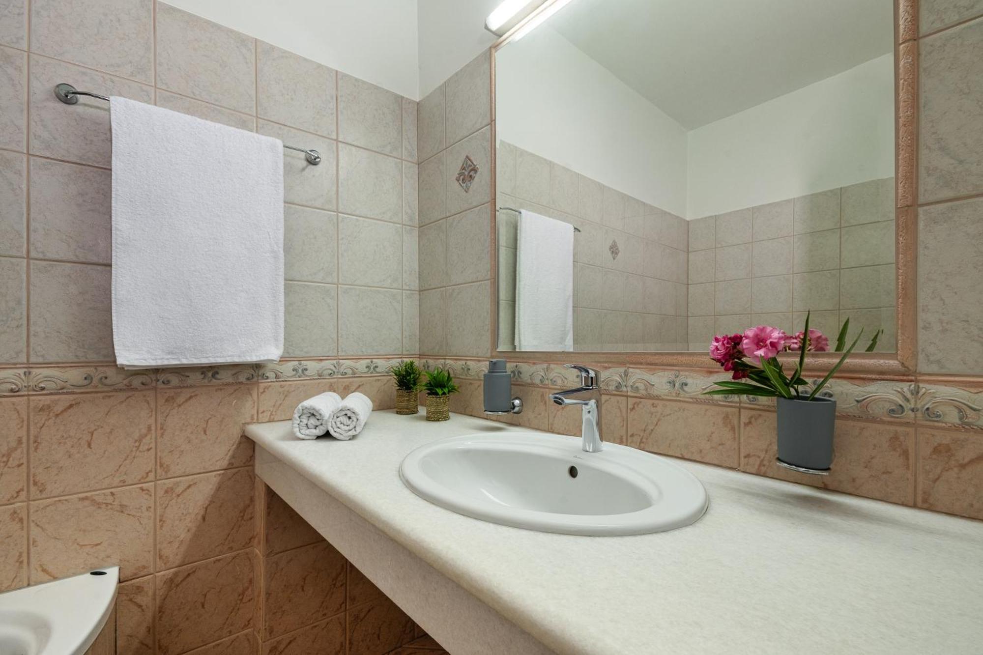 Villa Mariani II - In Lothiarika, Newly Renovated June 2024, Private Pool, Lindos 10 Min, Beach 120M Lárdosz Kültér fotó
